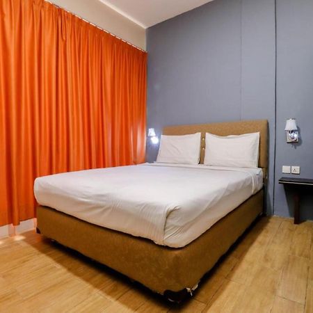Blitz Hotel Batam Exterior photo