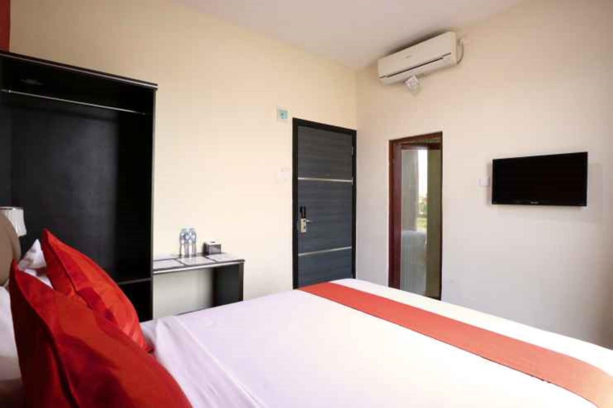 Blitz Hotel Batam Exterior photo