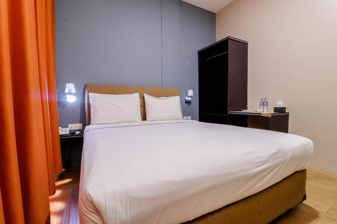 Blitz Hotel Batam Exterior photo