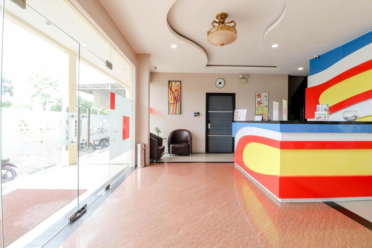 Blitz Hotel Batam Exterior photo