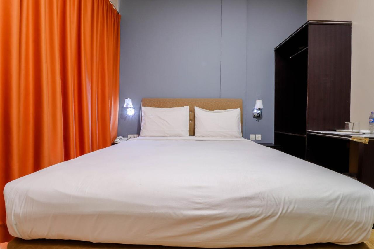 Blitz Hotel Batam Exterior photo
