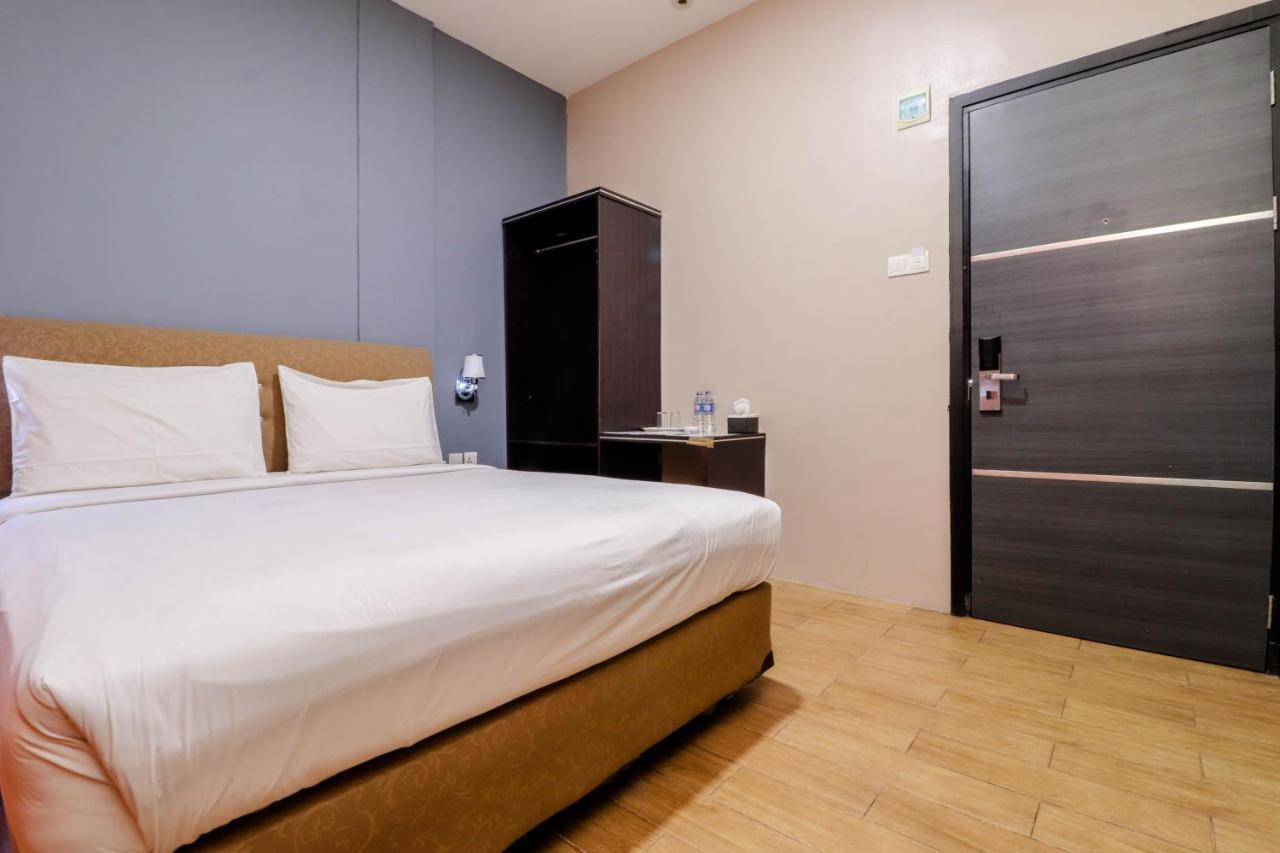 Blitz Hotel Batam Exterior photo