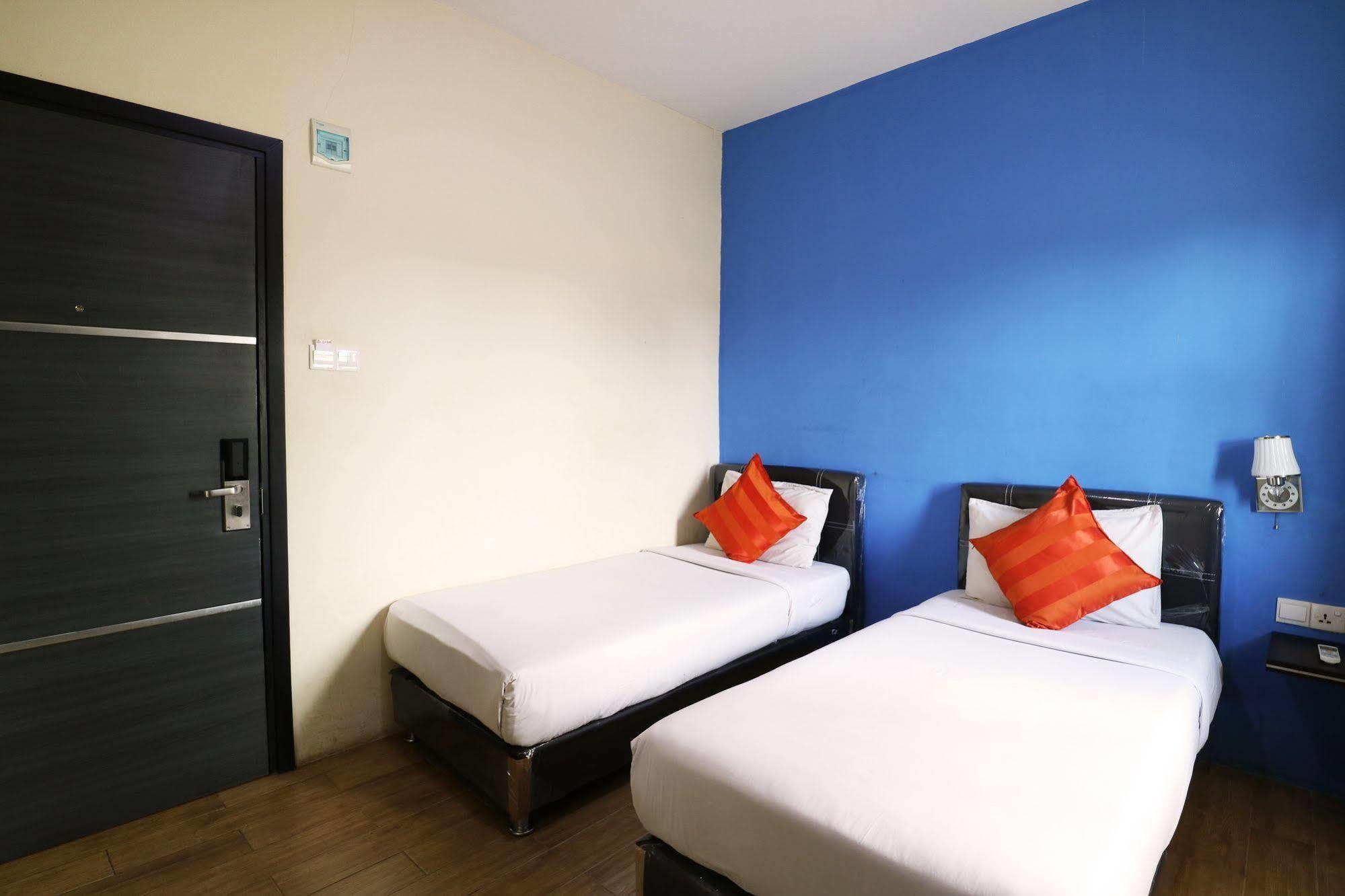 Blitz Hotel Batam Exterior photo