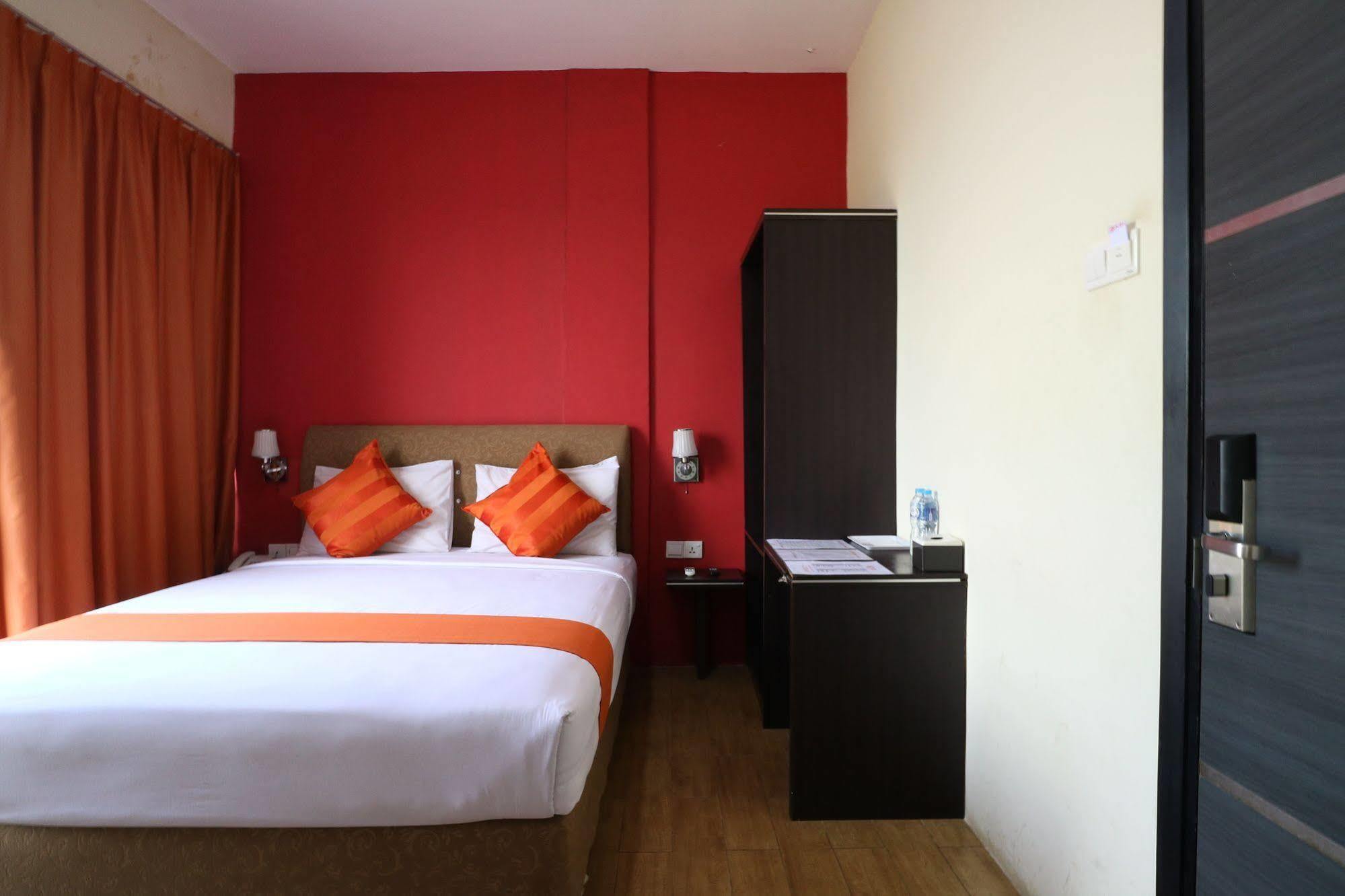 Blitz Hotel Batam Exterior photo