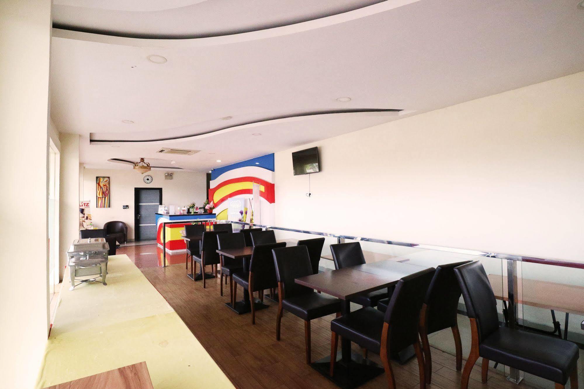 Blitz Hotel Batam Exterior photo