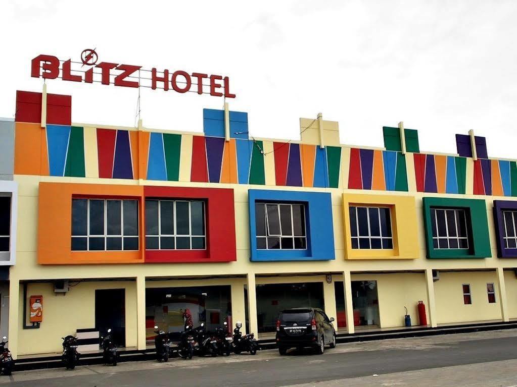 Blitz Hotel Batam Exterior photo