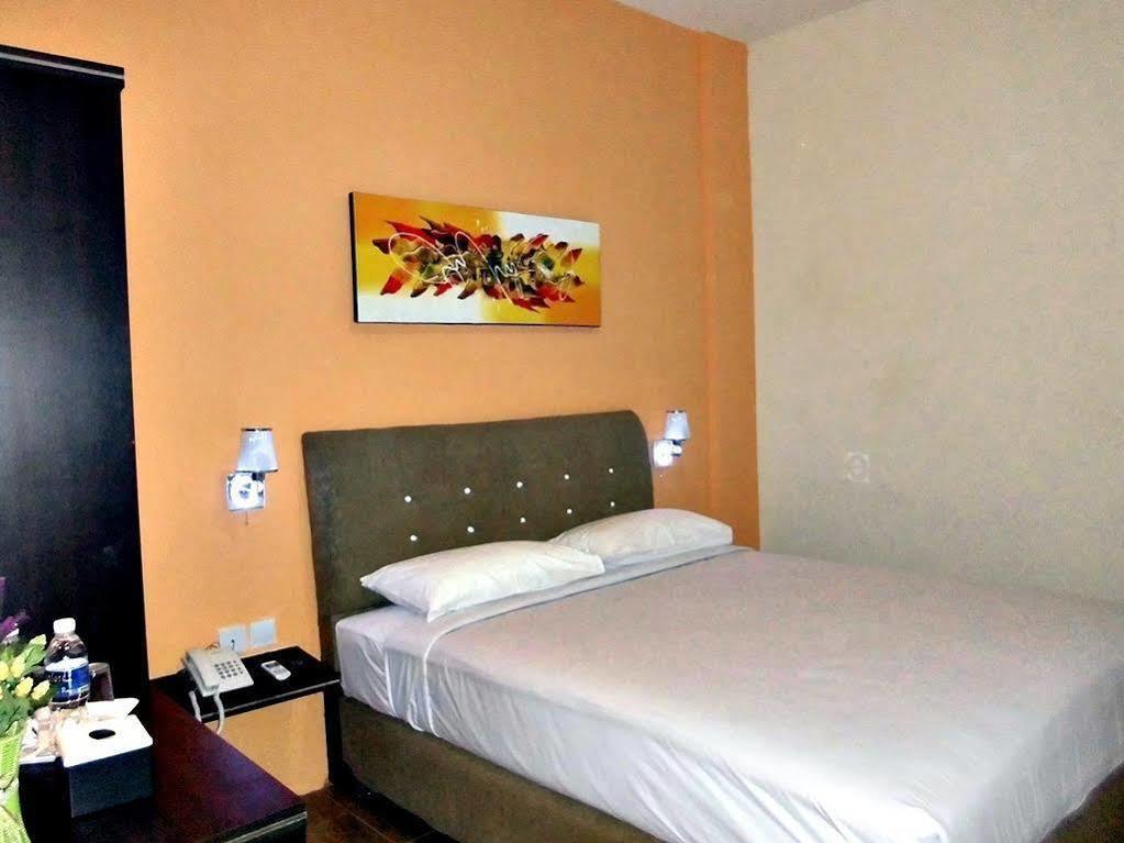 Blitz Hotel Batam Exterior photo
