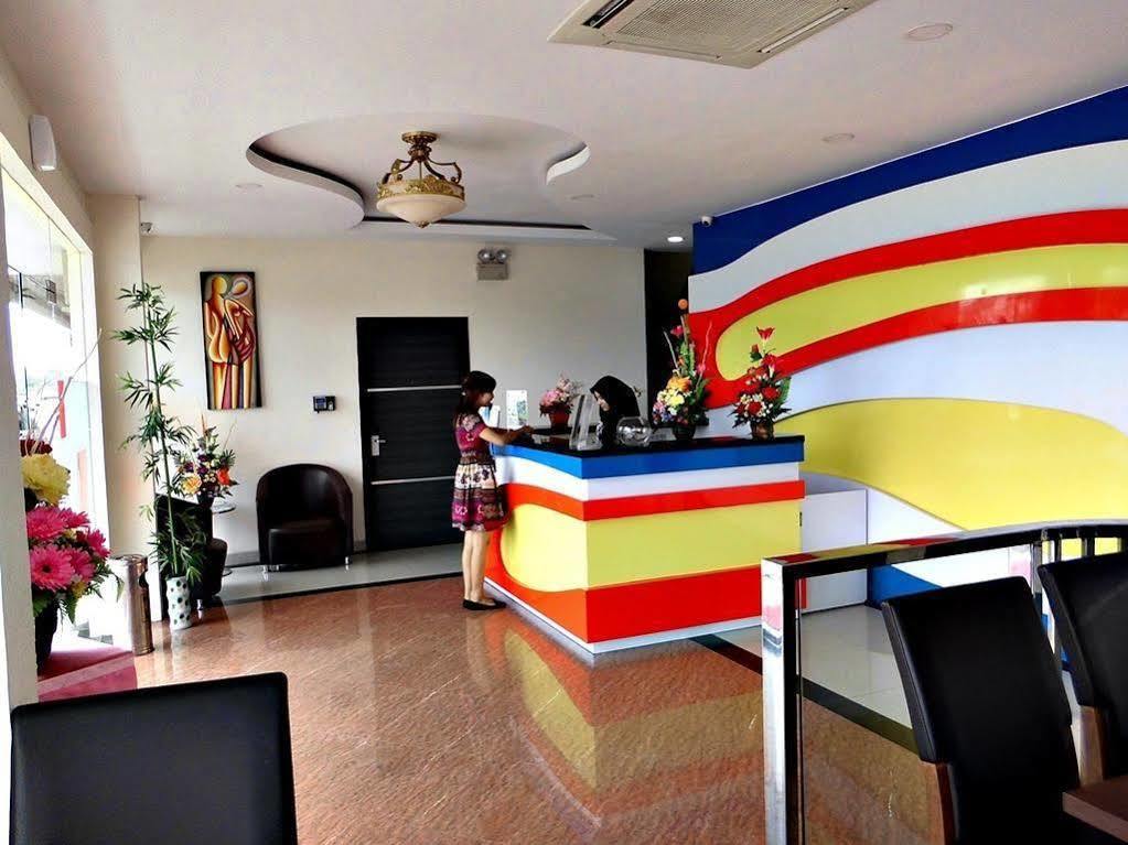 Blitz Hotel Batam Exterior photo