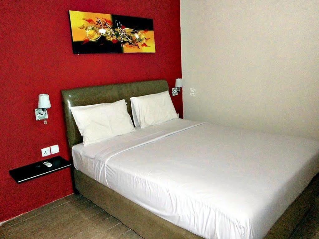 Blitz Hotel Batam Exterior photo