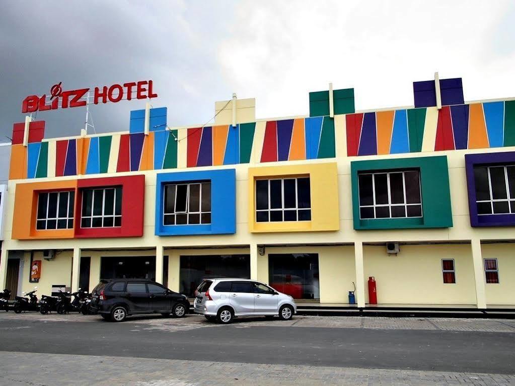Blitz Hotel Batam Exterior photo